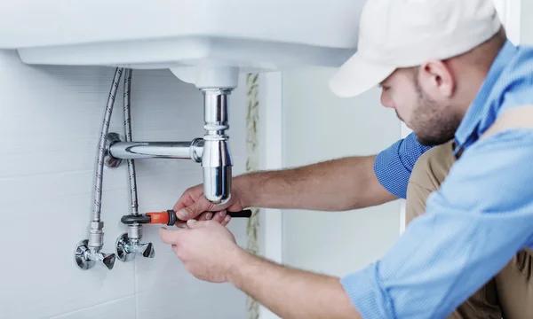 How Emergency Plumbing Experts Protect Homes from Water Damage